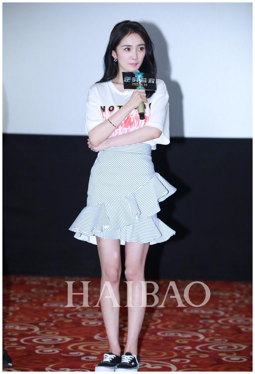 杨幂低调亮相香港机场,打底裤搭配帆布鞋,露出脚裸不乏时尚感!