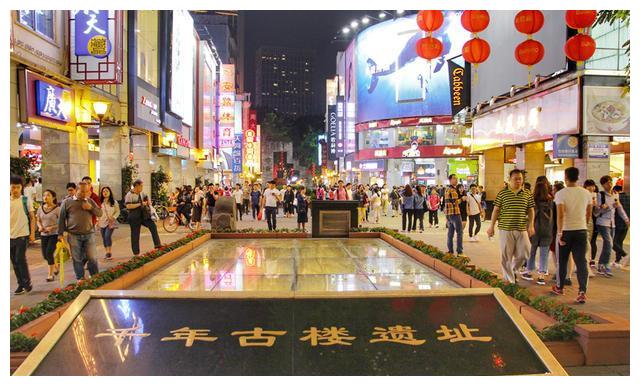 广州最繁华的步行街，全长1400米，最热闹的时候上百万人来购物