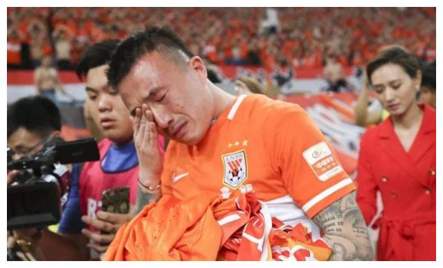 鲁能8号球衣为谁而留?亚冠报名表现温情一幕