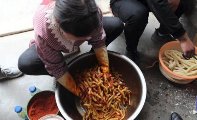 辣条制作的全过程,并不是我们想象的那么脏,看了想马上来一根