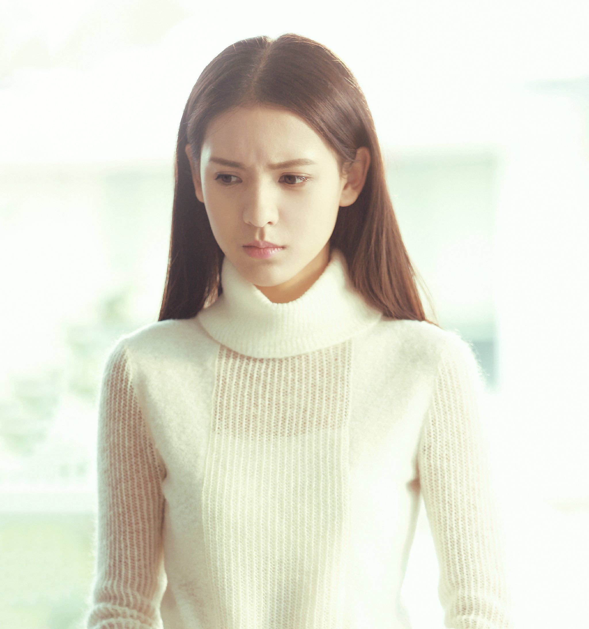 张予曦身穿公主裙,淡黄色的裙子衬出了她仙女的气质,笑容甜美