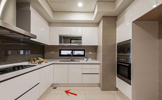 后悔没有在厨房装地漏了水管爆裂满地是水真是倒霉