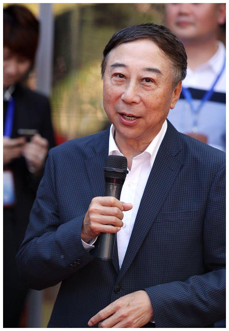 杨议穿花棉袄开美术馆,冯巩王刚祝贺,87岁父亲杨少华也到场助阵