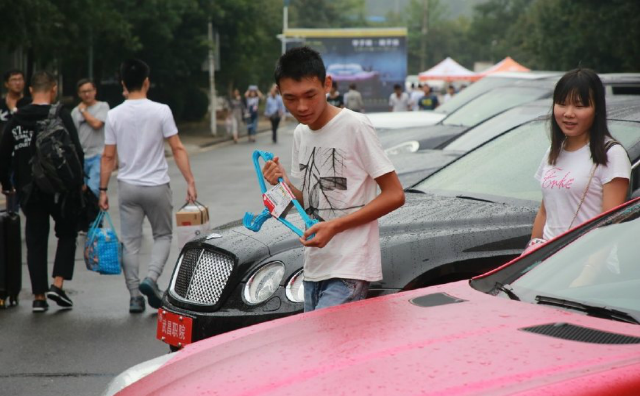 武汉一职业学院迎新摆满千万豪车女同学经过吵着要当车模