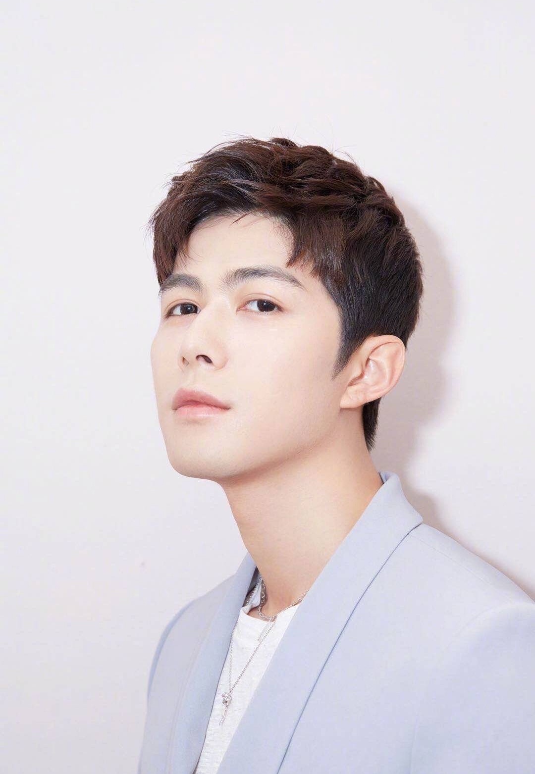 陈学冬一袭蓝灰色西服套装配以白色内搭 绅士彰显沉稳气息