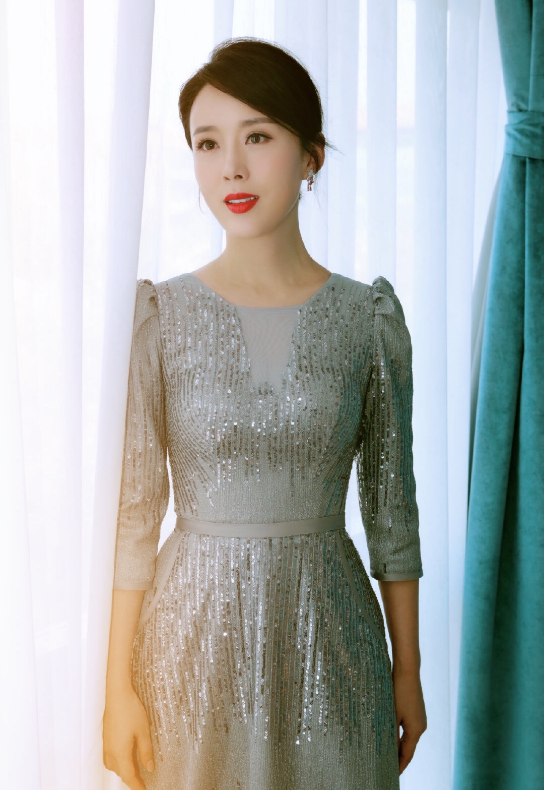 颜丹晨一袭银色亮片礼服,高贵优雅,彰显成熟女人风范!