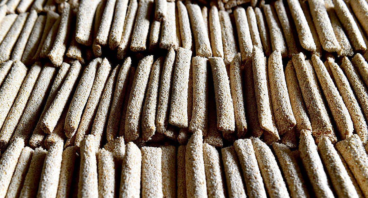 麻糖也是一种具有回忆的零食,在很小的时候,经常可以听到路边的叫卖声