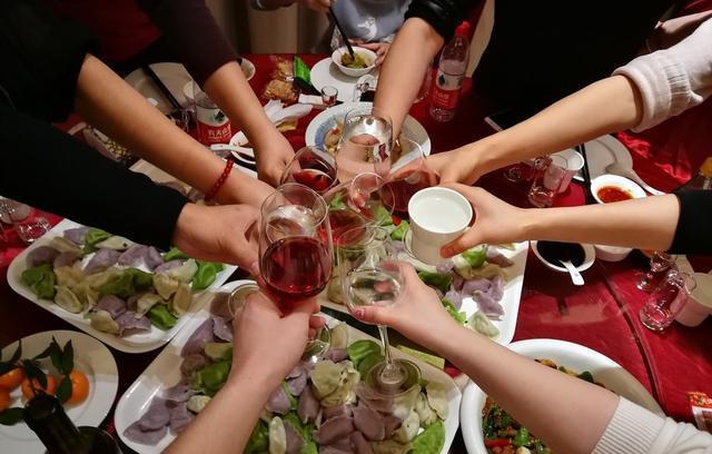 大学生聚餐"变质",攀比成风还一周好几次,一到月底就吃土!