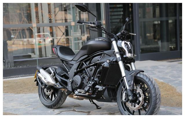 实拍国产大魔鬼贝纳利双缸运动巡航车502cruiser速览