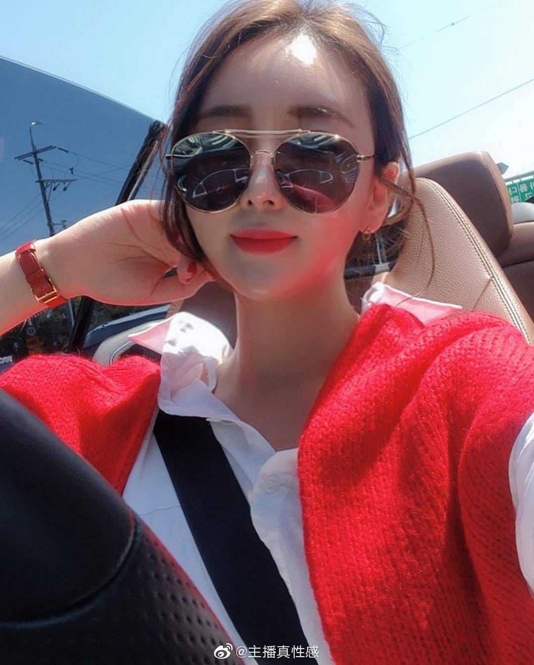 阳光下戴墨镜的美女,酷酷的,好帅气.