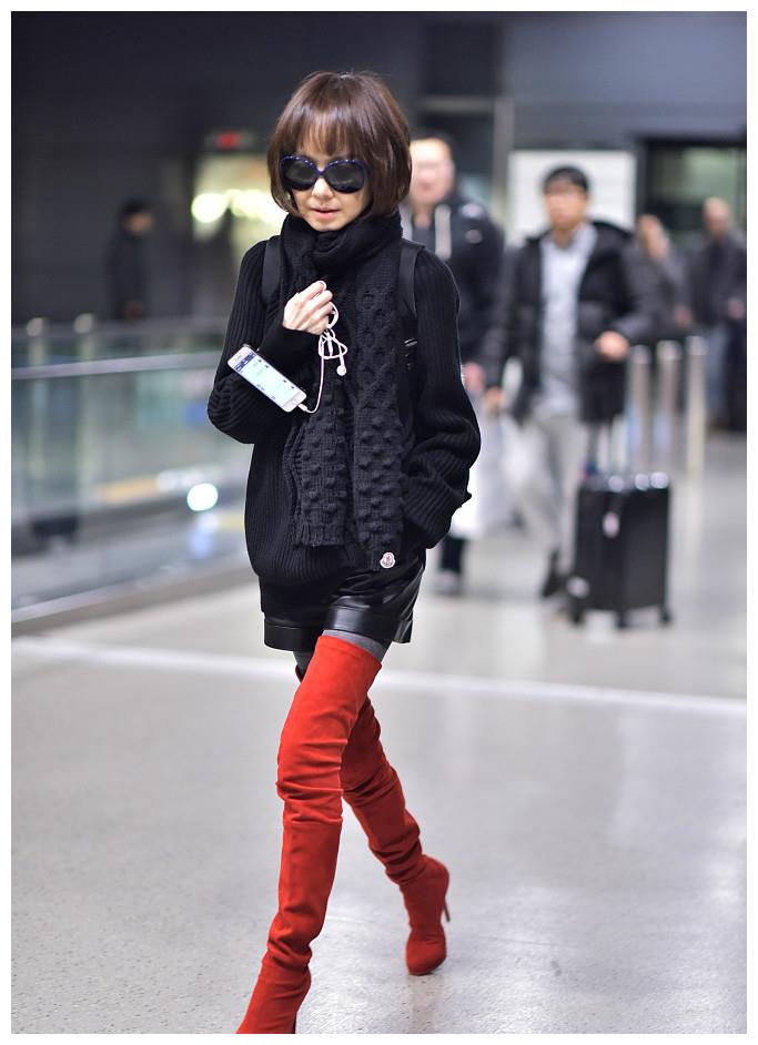 鲁豫过膝红靴似"行走的火烈鸟" 网友感叹不能再像了