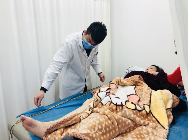 重庆7旬老太患中风 医院三天让其下轮椅