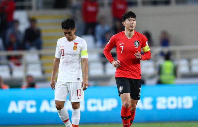 2019年亚洲杯中韩大战,女球迷的"韩国国旗浴袍装"多次抢镜