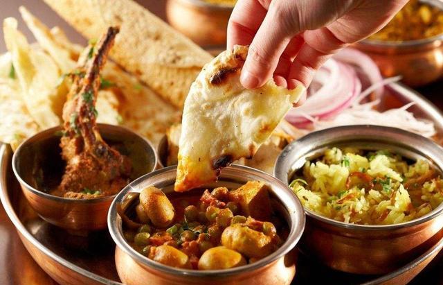 很多人反感印度人用手吃饭,那是你不了解他们