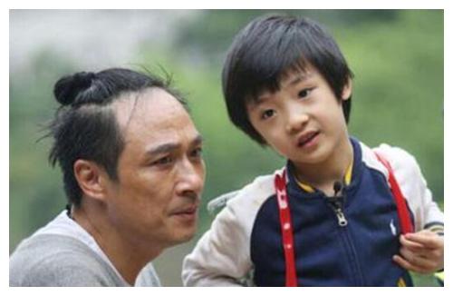 而山鸡嫂应采儿也在拍摄之前威胁节目组,要是发生意外要请第一时间丢