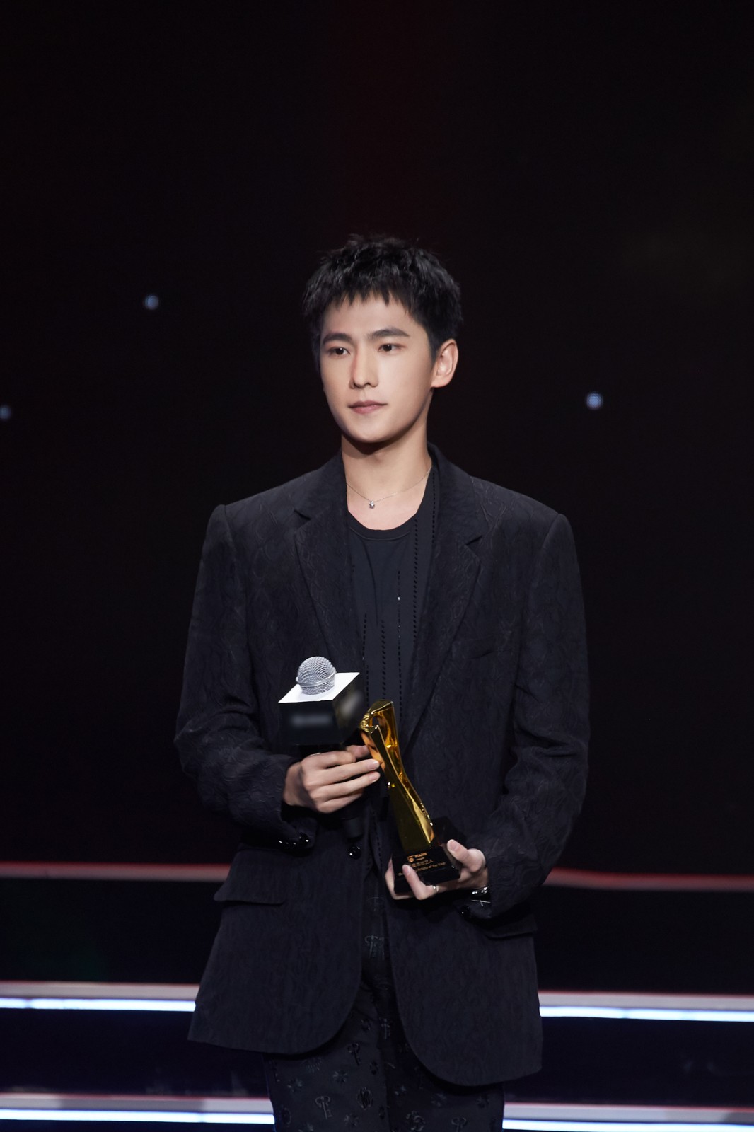 杨洋黑色西装现身时尚盛典 新发型酷帅有型尽显硬朗气质