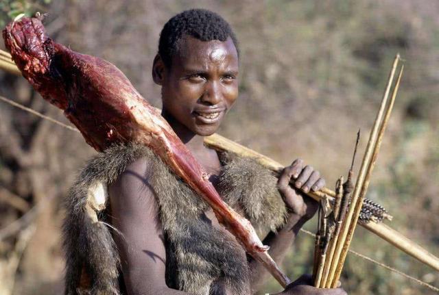 非洲一狩猎部落:为维持人口女性不能拒绝男人,一切资源都能共享