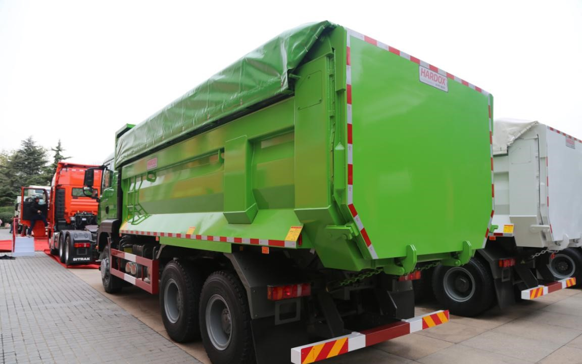搭载潍柴发动机 汕德卡g7h 6×4自卸车亮相重汽年会