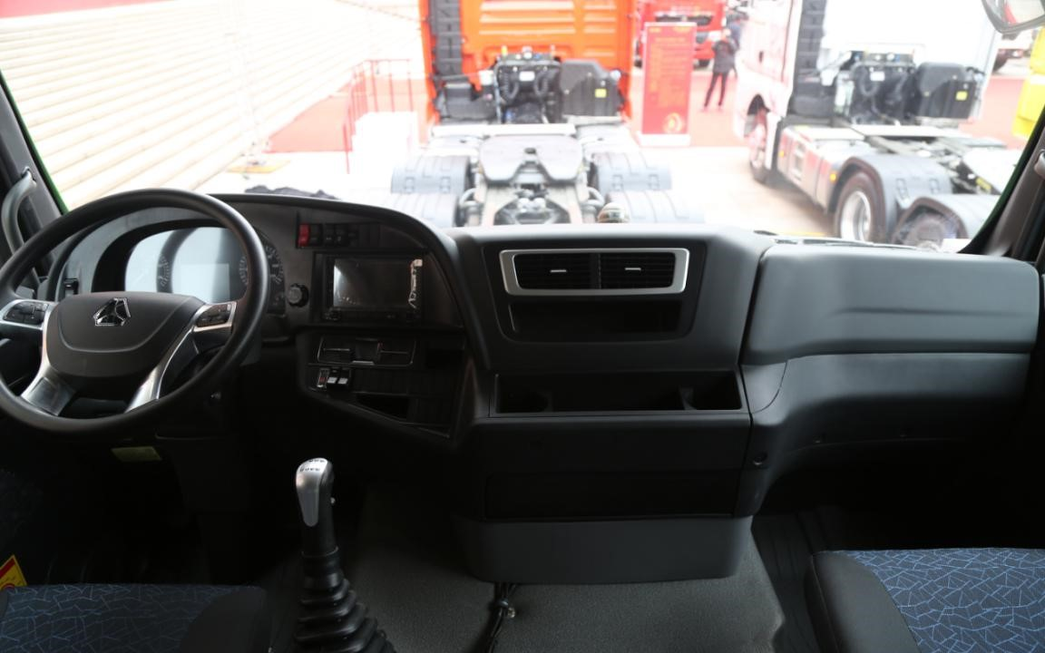 搭载潍柴发动机 汕德卡g7h 6×4自卸车亮相重汽年会