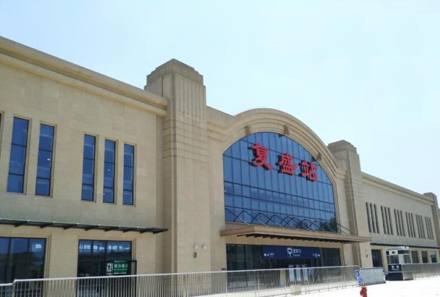 重庆江北区复盛高铁站呈现了向日葵花海周围的城镇也显出现代化