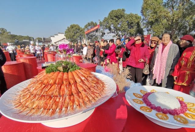 千名大厨耗时6小时,做出百鱼宴,让游人大饱口福