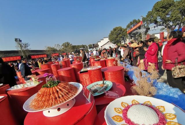 千名大厨耗时6小时,做出百鱼宴,让游人大饱口福