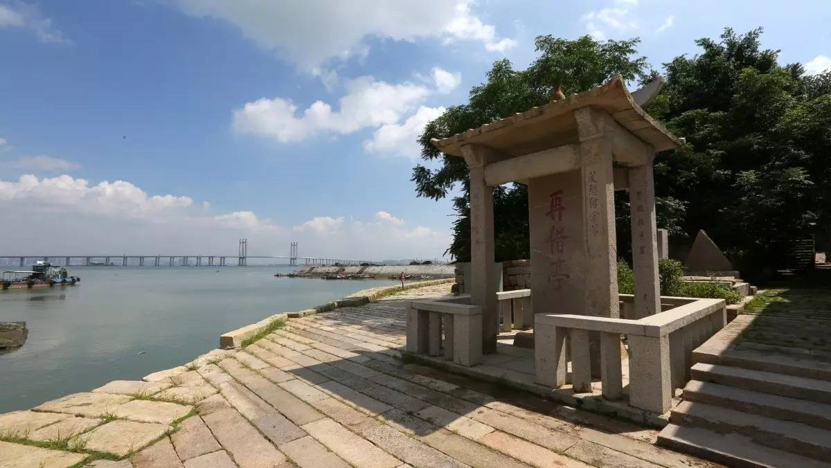 再借亭,位于石狮市蚶江镇石渔村西南的林銮古渡"边,据传此亭是明代