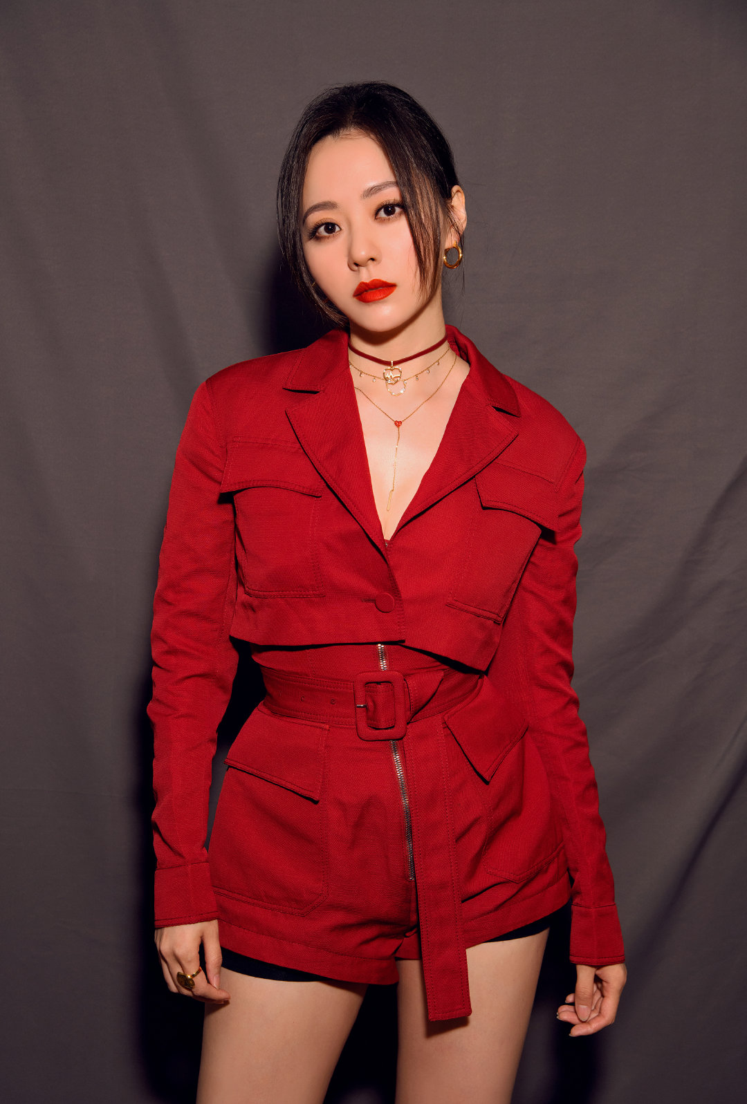 张靓颖出席演唱会一袭红色西服,精致妆容,热情似火