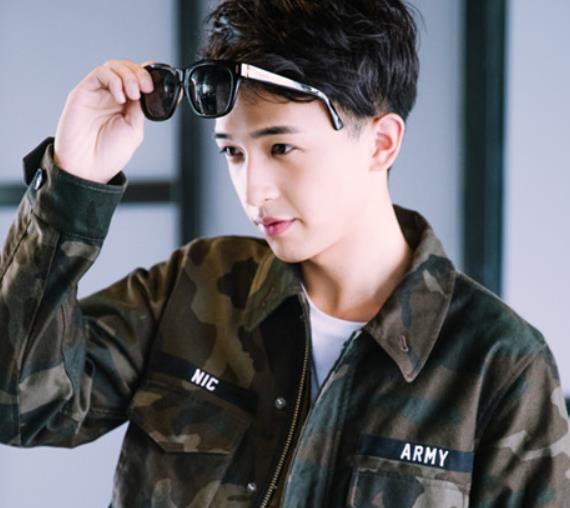 黄德毅时尚帅气街拍,率性潇洒,帅气俊朗