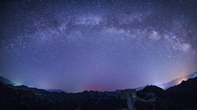 天空日月星晨,乾坤执手