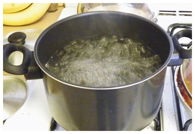 与邻居秘密结婚后非常生气,于是当天她很平静的用平底锅煮了一些水