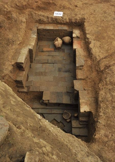 成都一建筑工地发现70余座古代墓葬,已2000多年历史