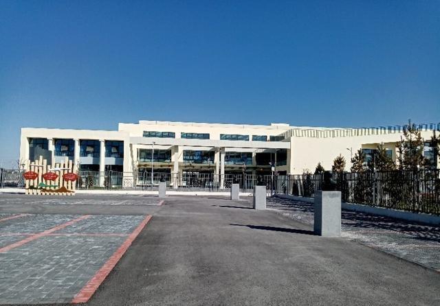 北师大银川学校最新校貌,小学生在操场上骑小马