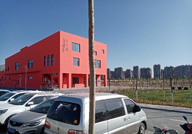 北师大银川学校最新校貌,小学生在操场上骑小马