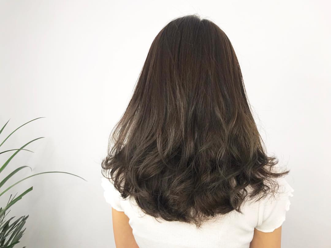 微卷发发型,无需多打理就依然很美很时尚