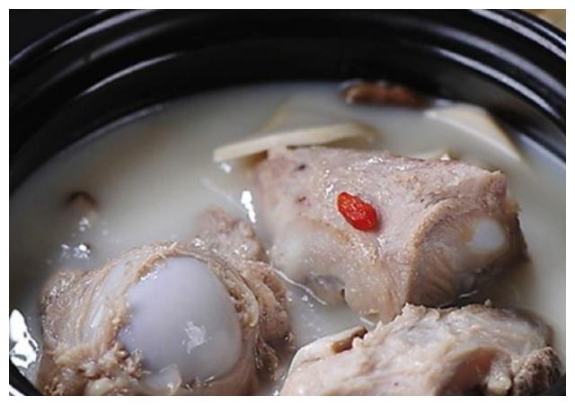 大骨熬汤,用热水还是冷水?厨娘说漏嘴:很多人弄错,难怪汤不白|厨娘|漏