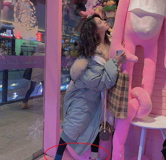 变形记:杨馥宇疑似穿衣风格大变,注意到脚上袜子了吗?