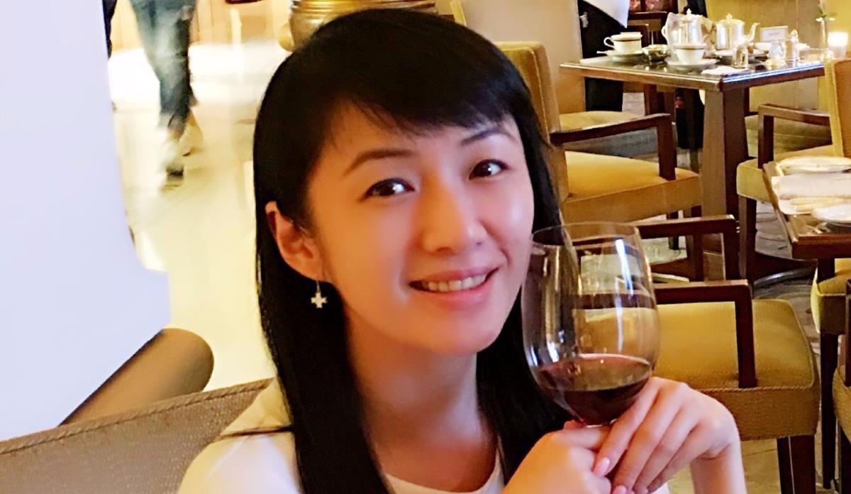 48岁何婉盈近照,隐退23年气质依旧,与儿相依为命至今未再婚