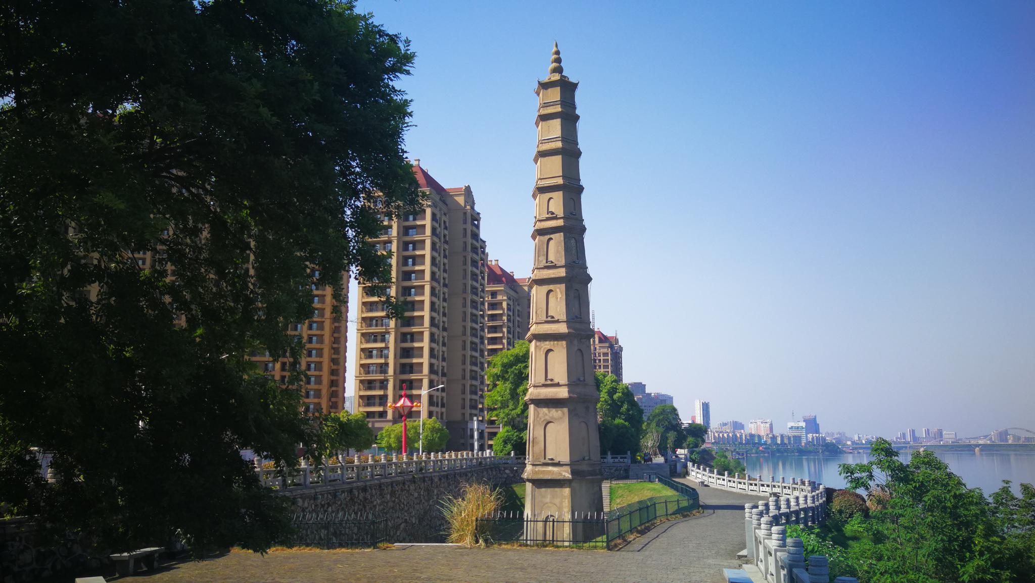 据历代府,县志载,该塔建于三国东吴赤乌二年(239年),又叫"镇南塔""马