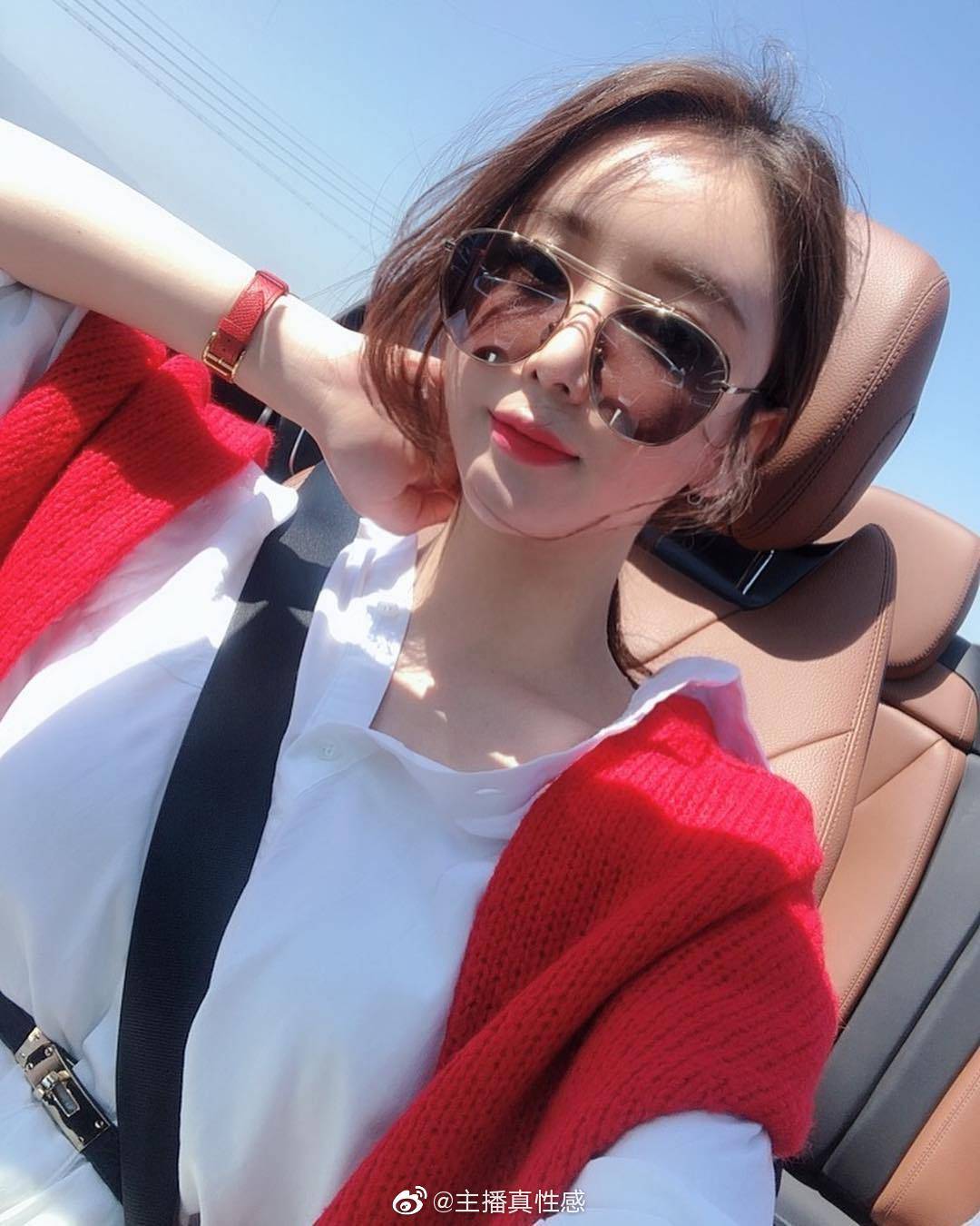 阳光下戴墨镜的美女,酷酷的,好帅气.