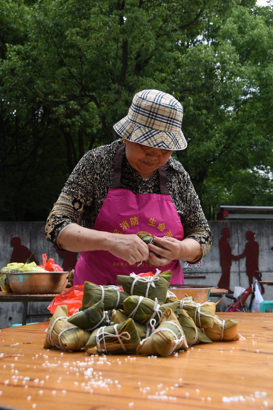 端午节包粽子