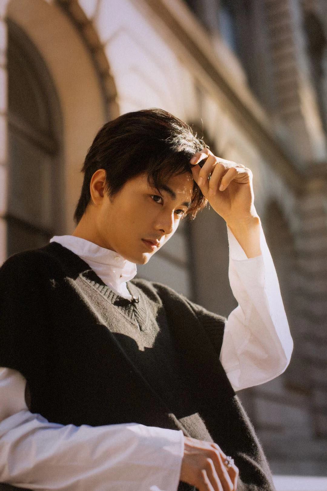 新锐演员邓竞生日写真 漫步街头英气尽显极具质感