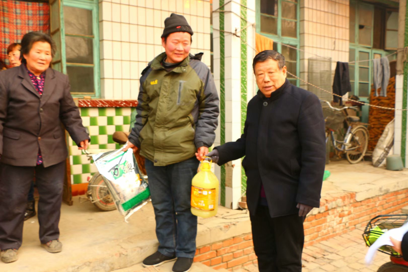 保定满城区燕南中学:慰问贫困学生 情暖贫困家庭