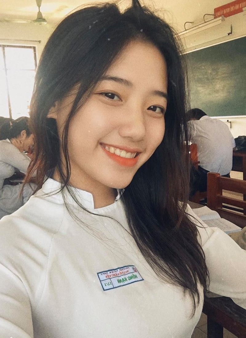 越南学生妹穿奥黛,清纯外表获封国民初恋,戴上眼镜颜值爆棚