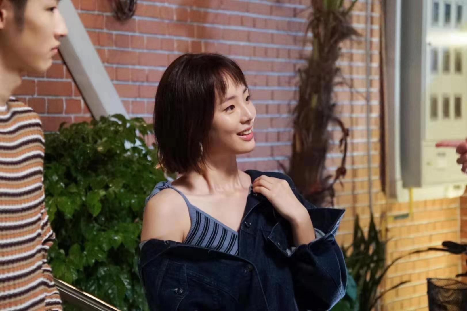 新生代演员张天颖首次触电荧屏,在剧中饰演唐明轩(张翰饰)堂妹陆