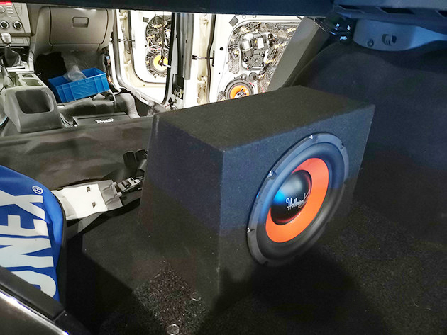 不仅可以减小喇叭发声时的共振,还可以给门板内部形成一个共鸣箱,这对