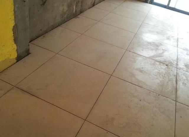 师傅说地砖缝隙太小无法处理业主表示不处理就不验收