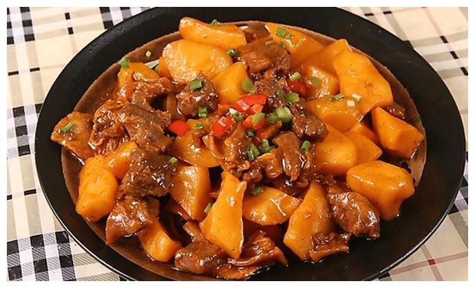 土豆炖牛肉营养健康味道香配米饭特别好吃