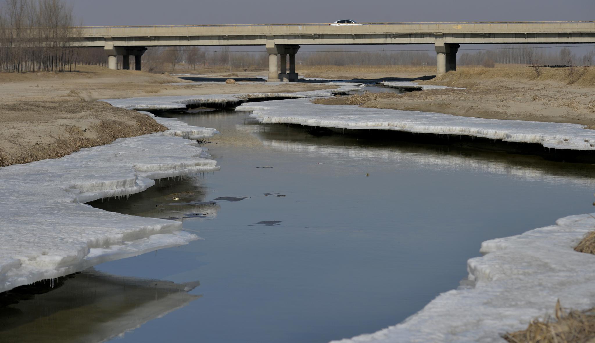 暖冬已成定局?东北罕见"七九河开" :残冰孤悬岸,潺水已远流