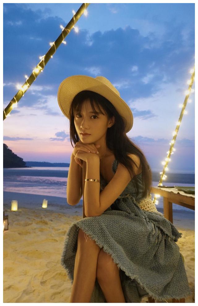 她是被《创造101》淘汰的小富婆,今晒居家照,穿卫衣也很甜美